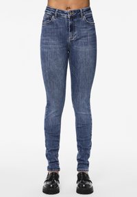 Slim fit jeans i mørkeblå denim med fem lommer, beltestropper og knappestenging. Subtile falming og stikningsdetaljer.