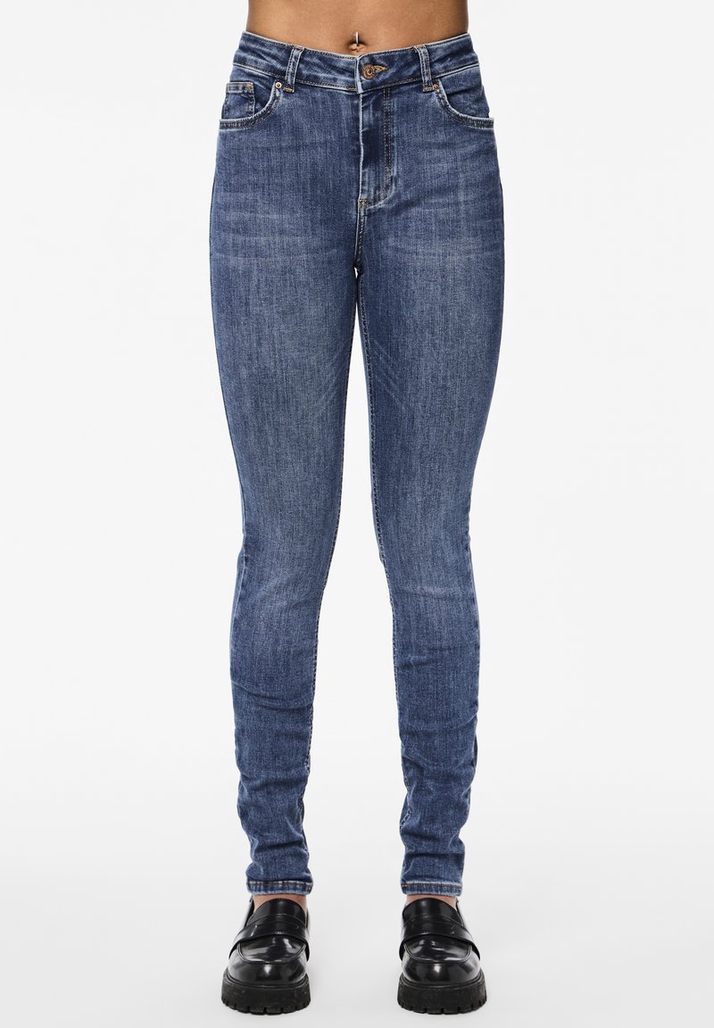 Slim fit jeans i mørkeblå denim med fem lommer, beltestropper og knappestenging. Subtile falming og stikningsdetaljer.