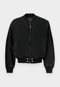 Fekete bomberdzseki farmervászonból, cipzáras elejű, bordázott mandzsettákkal és snap gombos derékrésszel. Két oldalzsebbel rendelkezik.