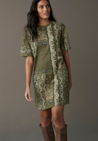 Next PETITE FIT - D SLUB ABSTRCT FLRL - Freizeitkleid - khaki green