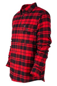 Camisa de franela de cuadros en rojo y negro, de mangas largas, con cierre de botones, un bolsillo en el pecho, textura suave y con un patrón de cuadros destacado.