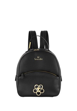 Zaino in pelle nera con doppie cinghie, tasca frontale con zip, decorazione dorata a forma di fiore e logo del marchio dorato "braccialini" sopra.