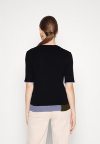 Kurzärmeliger Pullover in dunklem Marineblau mit gerippter Struktur. Bunte Akzente in Blau und Grün am Saum und an den Bündchen. Klassischer Rundhalsausschnitt.