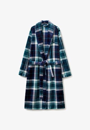 Zachte geruite badjas in marineblauw, teal en wit met sjaalkraag en bijpassende ceintuur gestrikt in de taille, plat gelegd op een witte achtergrond.