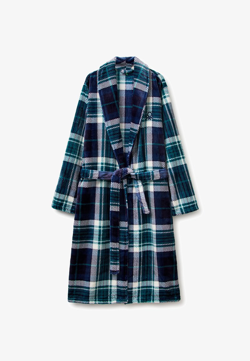 Zachte geruite badjas in marineblauw, teal en wit met sjaalkraag en bijpassende ceintuur gestrikt in de taille, plat gelegd op een witte achtergrond.