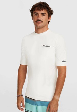 Camiseta de manga corta blanca con el logo "O'Neill" en negro en el pecho y el brazo superior, confeccionada con una tela suave y elástica.