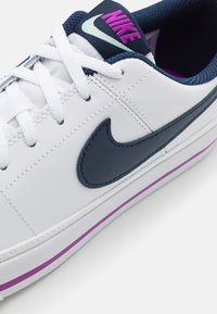 Nike Sportswear COURT LEGACY - Sapatilhas - white/midnight navy/mint foam/vivid purple