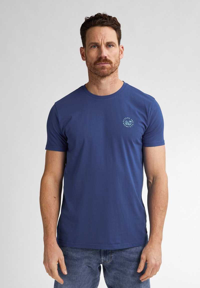 T-shirt in cotone blu con scollatura rotonda e maniche corte. Presenta una piccola grafica azzurra sul lato sinistro del petto. Vestibilità casual.