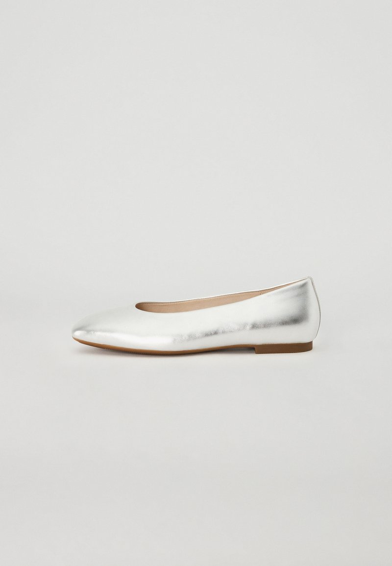 Ballerines métalliques argentées avec un bout arrondi, surface lisse et un petit talon. L'intérieur est beige, contrastant avec la finition extérieure.