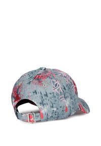 Gorra de béisbol con un patrón abstracto gris que presenta salpicaduras rojas y rosas. Correa ajustable en la parte posterior con un cierre metálico.