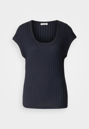 Mørk marineblå ribbestrikket T-skjorte med rund hals og korte kappe-ermer. Laget av et mykt, elastisk stoff, med en glat overflate og figursydde form.