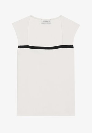 Haut blanc à manches courtes avec une bande d'accent noir horizontale au niveau de la poitrine. Fabriqué en tissu doux avec une texture lisse et un design simple.