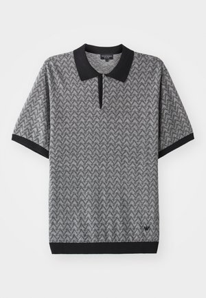 Polo à manches courtes en noir et gris, avec un motif géométrique, un col noir et une patte de boutonnage à deux boutons au niveau du cou.