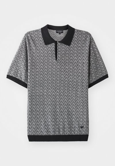 Polo à manches courtes en noir et gris, avec un motif géométrique, un col noir et une patte de boutonnage à deux boutons au niveau du cou.