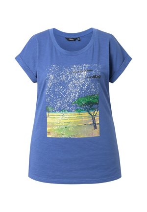 T-shirt bleu à manches courtes avec revers roulés, présentant un motif d'arbres verts sur un champ jaune sous un ciel bleu parsemé.