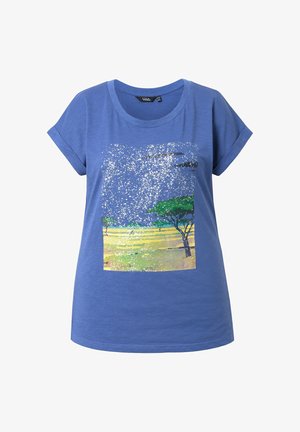 T-shirt bleu à manches courtes avec revers roulés, présentant un motif d'arbres verts sur un champ jaune sous un ciel bleu parsemé.