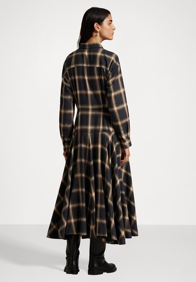 Pitkä ruudullinen mekko tummansinisena, beige- ja ruskeana. Siinä on istuva yläosa ja levenevä hame, pitkät hihat ja napilliset hihansuut.