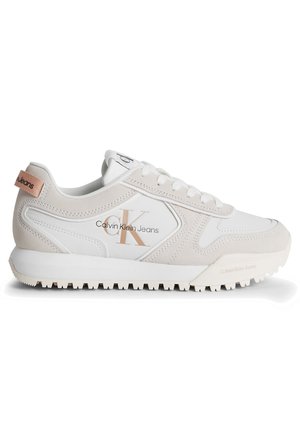 Baskets blanches et beige Calvin Klein Jeans avec lacets, semelle en caoutchouc et logo sur le côté et sur la languette du talon, présentées sur fond blanc.