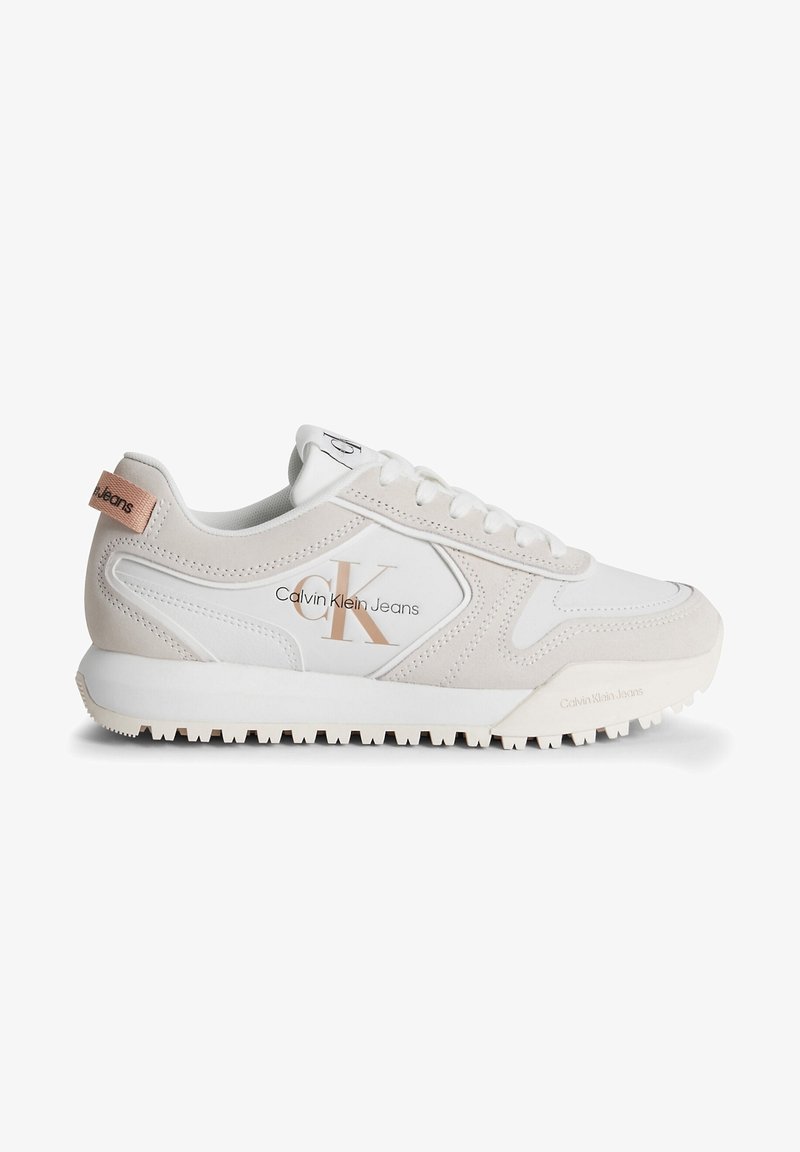 Baskets blanches et beige Calvin Klein Jeans avec lacets, semelle en caoutchouc et logo sur le côté et sur la languette du talon, présentées sur fond blanc.