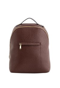 Brun läderryggsäck med texturerad yta, guldfärgad dragkedja och framficka. Utrustad med ett handtag upptill och en rundad design.