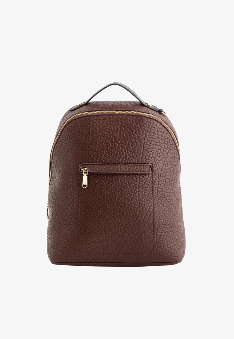 Brun læderrygsæk med struktureret finish, guld lynlås og forlommer. Har et topgreb og et rundet design.