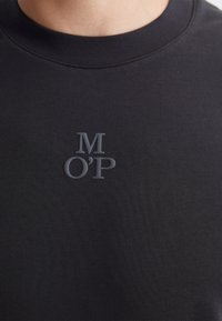 Zwarte crewneck t-shirt van katoen, met een subtiel grijs geborduurd "MOP" logo op de borst. Gladde textuur en een gedetailleerd silhouet.