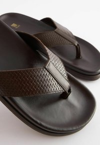 Next EMBOSSED LEATHER TOE POST SANDALS - Zehentrenner - brown