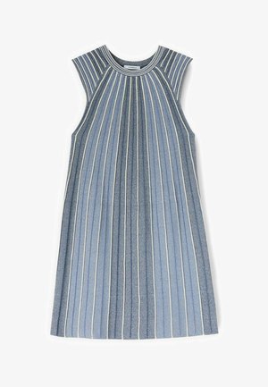 Ärmelloses A-Linienkleid mit vertikalen blau-weißen Streifen, rundem Ausschnitt und subtilen Falten, die Textur und Tiefe erzeugen.