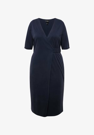 Vestido envolvente azul oscuro de tela suave, con escote en V, mangas cortas, cinturón en la cintura y una caída sutil para un ajuste relajado.