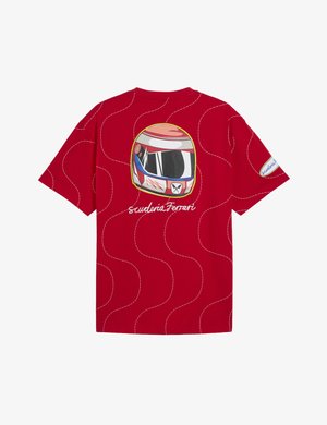 Rød t-shirt med et stiliseret racercykelhjelm grafik og "Scuderia Ferrari" tekst på bagsiden, med bølgende hvide stikningsmønstre.