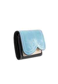 Vouwportemonnee gemaakt van zwart en lichtblauw leer, met een gegolfde klep, witte stiksels en een compact, rechthoekig ontwerp.