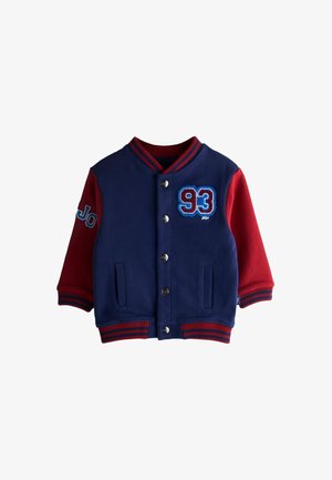 Kinder-Varsityjacke in Marineblau und Rot mit Druckknöpfen, gestreiften Bündchen und Kragen sowie einem Zahlen-Patch „93“ auf der Brust.