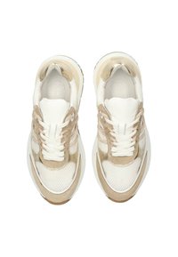 Beige und weiße Mesh-Sneaker mit metallic Akzenten, runder Zehenpartie, flachen Schnürsenkeln, gepolstertem Fußbett und sichtbarem Logo auf der Innensohle.