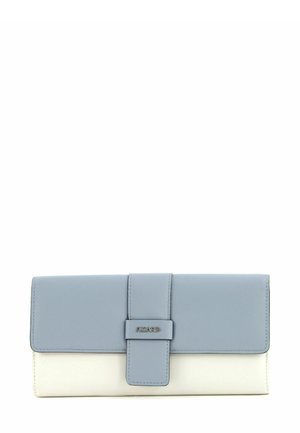 Portefeuille en cuir bleu clair et blanc avec fermeture à rabat, présentant un design élégant, une texture lisse et un accent de logo argenté.