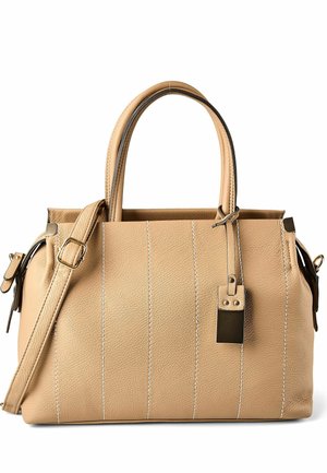 Bolso de cuero beige con dos asas, correa de hombro desmontable, costuras verticales blancas y una pequeña placa metálica rectangular.