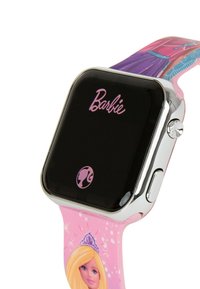 Orologio intelligente con quadrante nero, ghiera argentata e cinturino rosa che presenta illustrazioni di Barbie e luccichii, realizzato in morbido materiale in silicone.