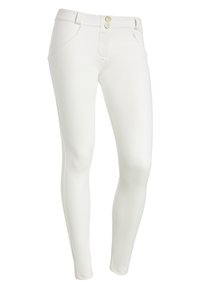 Pantaloni bianchi aderenti realizzati in tessuto liscio, caratterizzati da due bottoni dorati in vita e tasche laterali con dettagli cuciti.