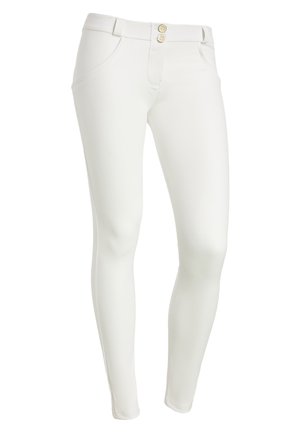 Pantaloni bianchi aderenti realizzati in tessuto liscio, caratterizzati da due bottoni dorati in vita e tasche laterali con dettagli cuciti.