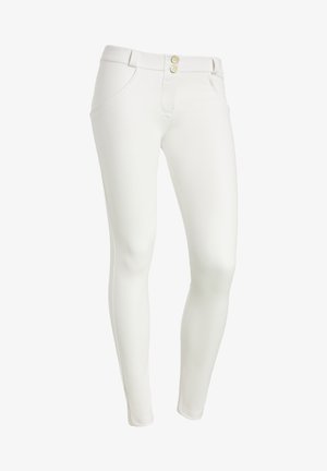 Pantaloni bianchi aderenti realizzati in tessuto liscio, caratterizzati da due bottoni dorati in vita e tasche laterali con dettagli cuciti.