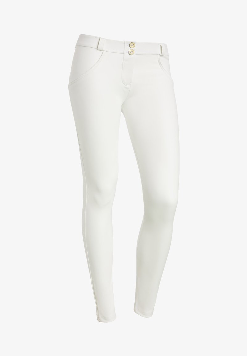 Pantaloni bianchi aderenti realizzati in tessuto liscio, caratterizzati da due bottoni dorati in vita e tasche laterali con dettagli cuciti.