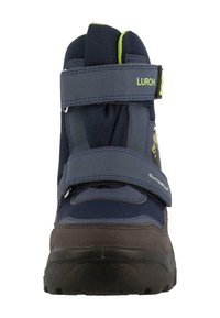 Zapatillas altas de color azul marino con correas ajustables de Velcro, suela de goma y superficie texturizada. Presentan detalles y logotipo en verde.