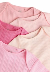 Vier geraffte Baumwollbabykombinationen in verschiedenen Rosatönen, mit weichen Texturen und runden Ausschnitten, die in überlappenden Schichten angeordnet sind.
