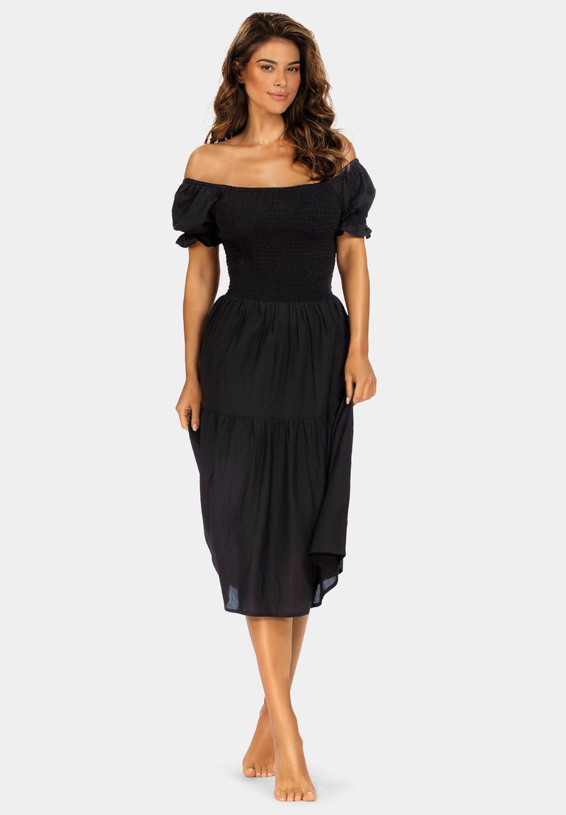 Czarna sukienka bez rękawów z marszczoną górą, bufiastymi rękawami, warstwową spódnicą i lekkim materiałem. Gładka faktura i zwiewny krój.