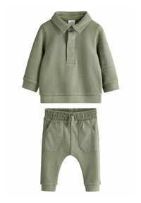 Grüner Baumwollpullover mit Kragen und Knopfverschluss, kombiniert mit passenden Hose mit elastischem Bund und Seitentaschen.
