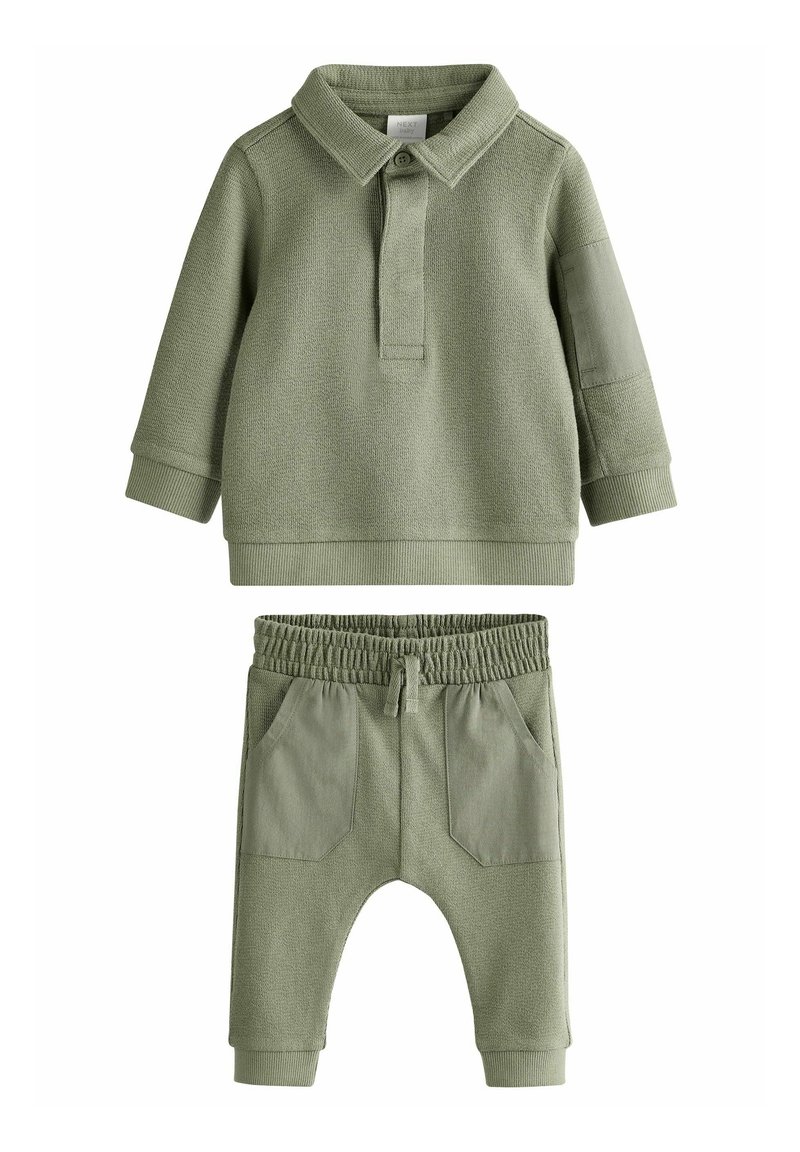 Grüner Baumwollpullover mit Kragen und Knopfverschluss, kombiniert mit passenden Hose mit elastischem Bund und Seitentaschen.