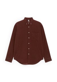 Bordeauxrotes Hemd aus strukturiertem Stoff mit Kragen, langen Ärmeln und einer Brusttasche mit weißen Knöpfen.