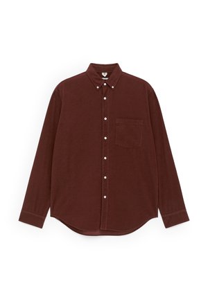 Bordeauxrotes Hemd aus strukturiertem Stoff mit Kragen, langen Ärmeln und einer Brusttasche mit weißen Knöpfen.
