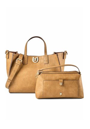 Deux sacs à main en cuir beige à texture crocodile, un grand fourre-tout avec poignées et boucle, un petit sac avec fermeture éclair et poche avant.