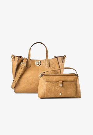 Dos bolsos de cuero color tostado con textura de cocodrilo, uno grande tipo tote con asas y hebilla, y uno más pequeño tipo pouch con cremallera y bolsillo frontal.