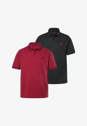 Czerwone i czarne bawełniane koszulki polo z krótkim rękawem, z trójprzyciskową listwą i małym logo na piersi. Gładka tekstura i klasyczny design.